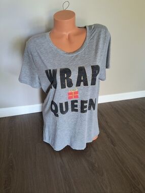Zoe + Liv Womens Wrap Queen Present Graphics Gray Short Sleeve Tshirt Size XXL
